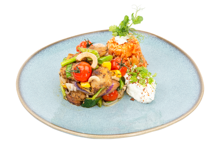 Plat principal végétalien proposé lors des « Kunz Theatre Summer Nights » : mélange de légumes méditerranéens sautés avec des tomates cerises, du riz à la tomate et une sauce végétalienne aux herbes, le tout servi dans une assiette bleue.